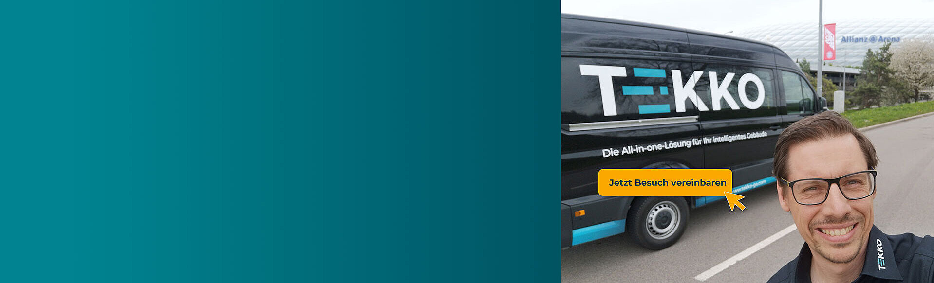 Ein einladend lächelnder Mitarbeiter vor dem TEKKO Showroom-Bus